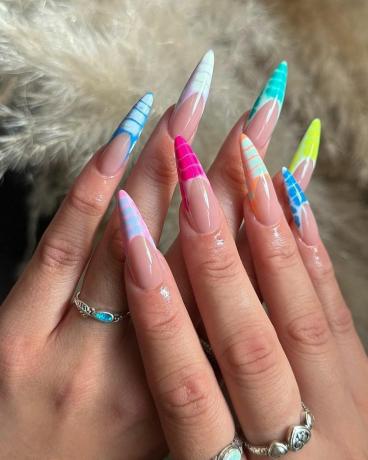 Colores en colores diseños de puntas de uñas.