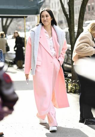 Ева Чен в розовом пальто и кроссовках.