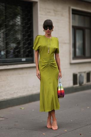 Katya Tolstova porte une chartreuse vintage.