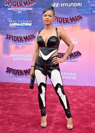 Christina Milian indossa pantaloni da moto in pelle, pantaloni divertenti in bianco e nero che fanno parte della tendenza dei pantaloni divertenti.