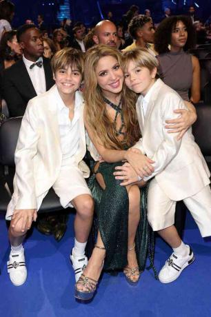 Shakira นั่งอยู่กับลูกชายของเธอ, Milan และ Sasha, รางวัล Latin Grammy Awards ปี 2023