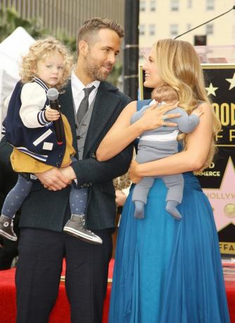 Ryan Reynolds a Blake Lively se svými dětmi se účastní ceremonie, kde uctívají herce Ryana Reynoldse hvězdou na Hollywoodském chodníku slávy. 