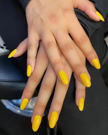 Camila Cabello gul manicure