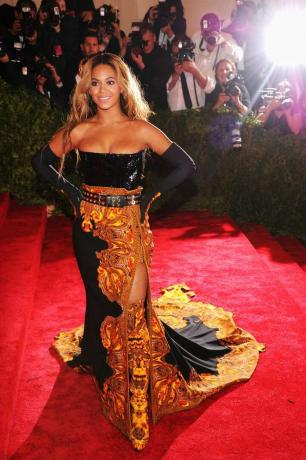 Beyoncé en la alfombra roja de la exposición 