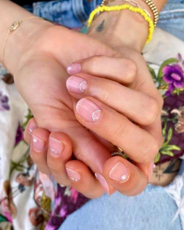 Unhas com brilho labial pérolas e metais mistos