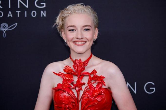 Tüylü kefal saç kesimiyle Julia Garner