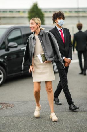 Mujer vistiendo una falda marrón y top con una chacket de cuero