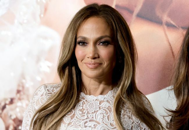 Jennifer Lopez Vlnité vlasy Bílé krajkové šaty " Marry Me" Premiéra