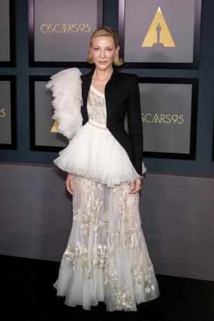 Cate Blanchett v róbě ve stylu baleríny s černým sakem