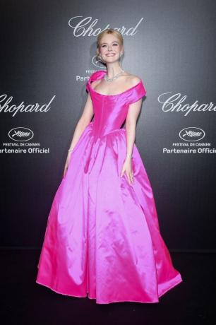 Elle Fanning v šatech Vivienne Westwood Couture; Šperky Chopard, podpatky Giuseppe Zanotti