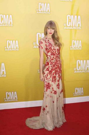 Taylor Swift di karpet merah di CMA Awards Tahunan ke-46