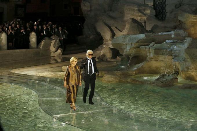 Designerul Silvia Venturini Fendi și designerul Karl Lagerfeld pășesc pe pista la prezentarea de modă Fendi Roma, aniversarea a 90 de ani de la Fontana di Trevi, pe 7 iulie 2016