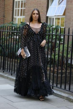 Amber Le Bon porte une robe à pois + une tenue d'invité au mariage