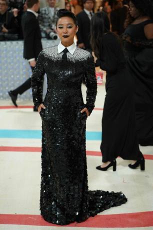 Stephanie Hsu vyznamenává Karla Lagerfelda na Met Gala 2023.
