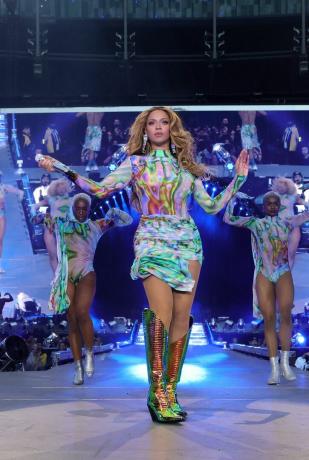 Beyoncé med nastopom na svoji renesančni turneji nosi kovinske kavbojske škornje, poletni trend poletja 2023