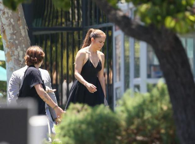 Дженнифер Лопес в черном платье с лямкой на шее Бен Аффлек на съемках 2022