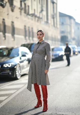 Beatrice Valli iført røde støvler med barselstøj.
