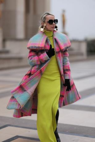Denisa Palsha mengenakan statement coat warna-warni Delpozo, salah satu jenis coat yang patut dicoba di tahun 2023.