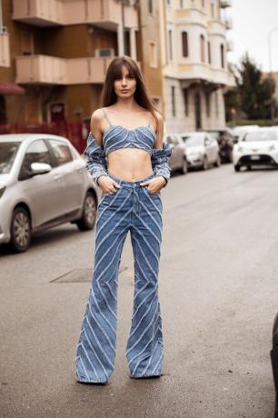 Uma roupa de calça flare com um sutiã jeans.