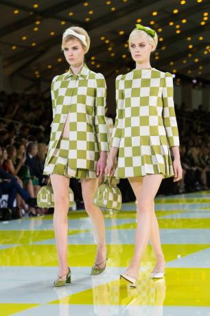 Modelki w strojach chartreuse spacerują po wybiegu podczas pokazu Louis Vuitton SpringSummer 2013