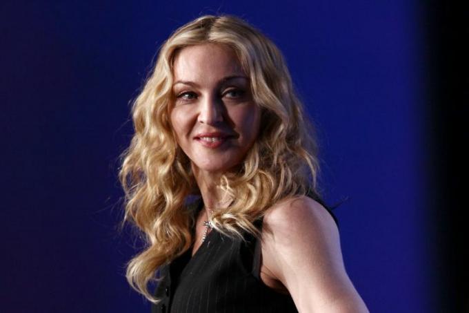 inger Madonna tittar på under en presskonferens för Bridgestone Super Bowl XLVI halvtidsshow