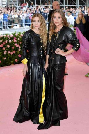 Ashley Olsen(왼쪽)과 Mary Kate Olsen이 2019 Met Gala 축하 캠프에 참석했습니다: 패션에 대한 참고 사항