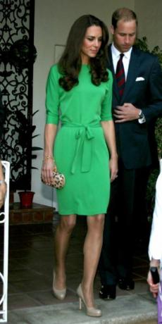 Najlepšie oblečenie Kate Middleton - šaty a spojka Diane von Furstenberg