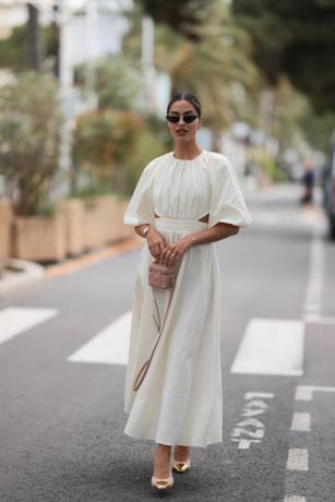 Žena nosí bílé bavlněné šaty