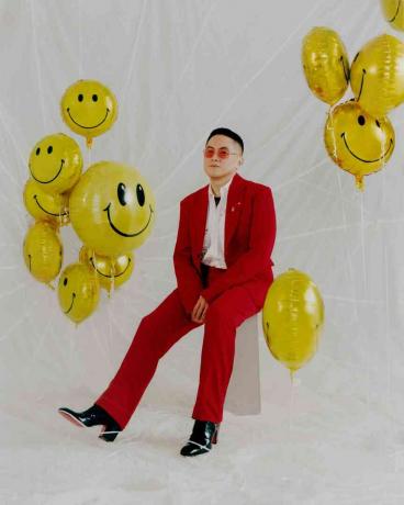 Dieser Typ: Bowen Yang roter Anzug, Smiley-Luftballons