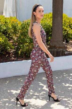 Brie Larson bär en blommig jumpsuit, en ledig idé för bröllopskläder.