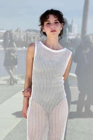 Mireia Vilapuig cami bodyt horgolt ruhával visel, ez az egyik módja a body viselésének 2023 nyarán