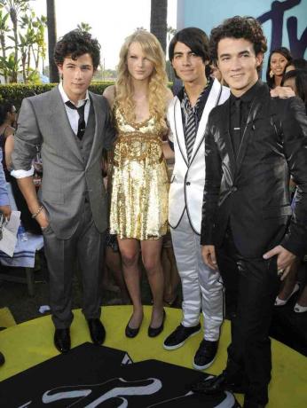 Nick Jonas, Taylor Swift, Joe Jonas og Kevin Jonas på den røde løber ved 2008 MTV Video Music Awards