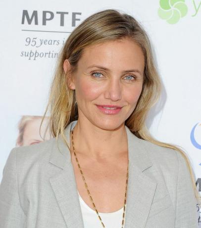 Cameron Diaz con un trucco per gli occhi color rame e un rossetto abbinato