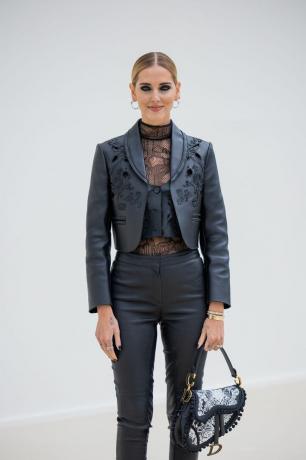 Chiara Ferragni viste un jersey de cuello alto, un chaleco y un blazer de encaje negro, una idea de atuendo de cuello alto para mujeres de 2023. 