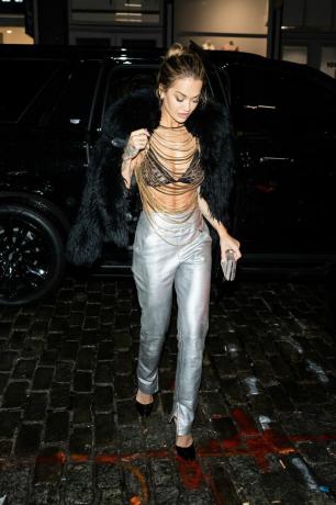 Rita Ora, eğlenceli pantolon trendinin bir parçası olan metalik pantolonlar, gümüş eğlenceli pantolonlar giyiyor.