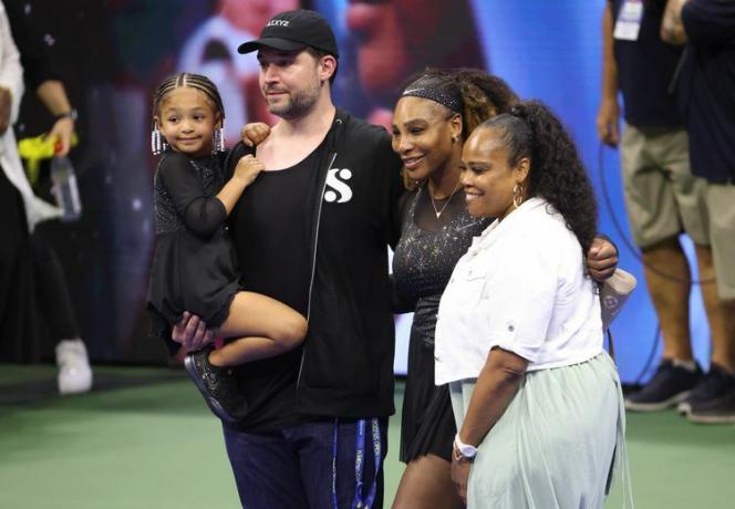 Serena Williams, Alexis Ohanian, Olympia Ohanian After Game Photo 2022 US Open Nike suknelė