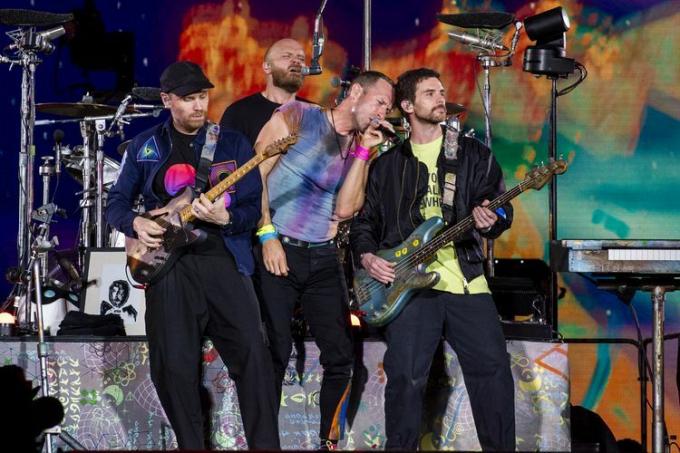 Chris Martin a Jonny Buckland (kytara), Guy Berryman (baskytara) a Will Champion (bicí) z kapely Coldplay vystoupí na Stadio Diego Armando Maradona 21. června 2023 v Neapoli v Itálii