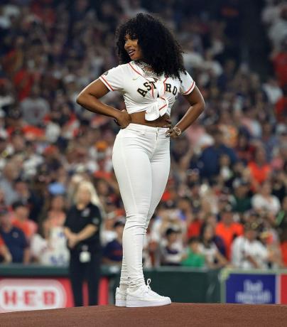 A rapper e cantora Megan Thee Stallion lança o primeiro arremesso enquanto o Houston Astros joga contra o Chicago White Sox 