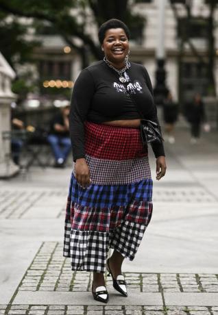 Gabriella Karefa-Johnson nosi kratki top i kariranu maksi suknju, ideju za kariranu suknju koju će žene isprobati u jesen 2023.