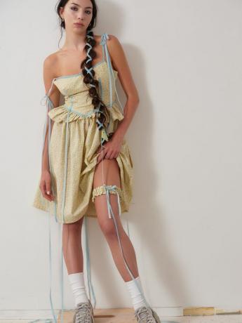 Un mannequin porte une tenue Coast Regencycore de la collection printemps été 2023 d'Eliza Faulkner.