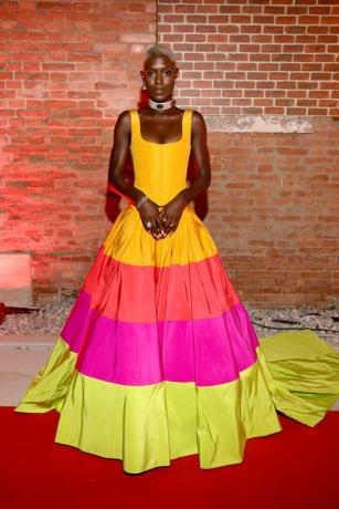Jodie Turner-Smith ma na sobie sukienkę z blokami kolorów, pokazującą, czym jest moda na blokowanie kolorów.