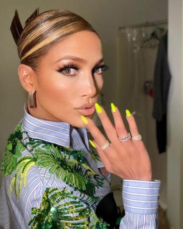 Jennifer Lopez žlutá manikúra