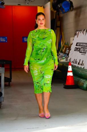 Ashley Graham porte une robe verte Hildur Yeoman, l'une des meilleures tenues d'Ashley Graham.