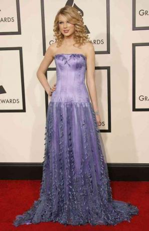 Taylor Swift na sobě fialové šaty na červeném koberci pro 50. výroční ceny Grammy