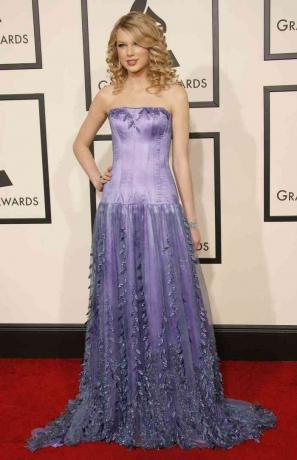 Taylor Swift bär lila klänning på röda mattan för The 50th Annual Grammy Awards