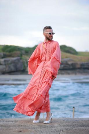  Un hombre usa un vestido coral fresco, una idea de atuendo para una boda informal.