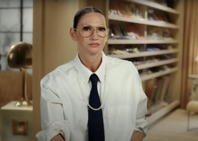 Jenna Lyons indossa perle, camicia bianca e cravatta durante la Real Housewives of New York