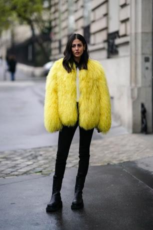 Gilda Ambrosio mengenakan mantel bulu imitasi warna-warni, salah satu jenis mantel yang patut dicoba di tahun 2023.