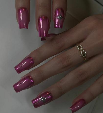 Идеи для ногтей с металлическим розовым оттенком, которые создают атмосферу барбикора