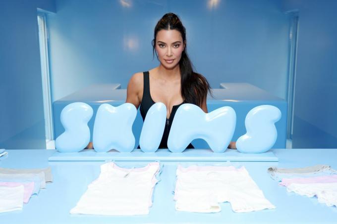 Kim Kardashian pozează în magazinul pop-up SKIMS Summer din NYC.